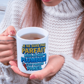 Mug “Je ne suis pas parfait, mais je suis plombier – c’est presque pareil”