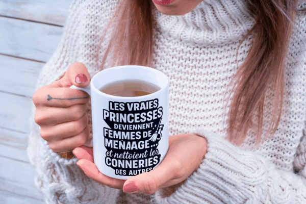 Mug “Les vraies princesses deviennent femmes de ménage” – Humour et fierté du métier