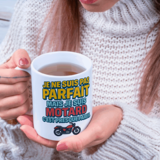 Mug “Je ne suis pas parfait, mais je suis motard – c’est presque pareil”