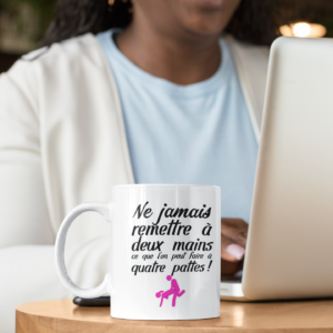 Mug humoristique – Ne jamais remettre à deux mains ce que l’on peut faire à quatre pattes !